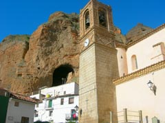 Iglesia de María Magdalena con Cueva de Caco al fondo - Los Fayos